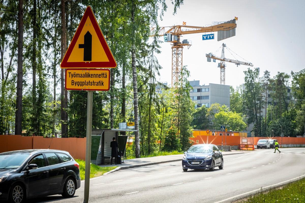 Oranssi aita eristää Kaitaan metroaseman rakennusalueen.